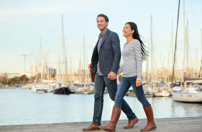 couple_holding_hands_with_background_floating_boats